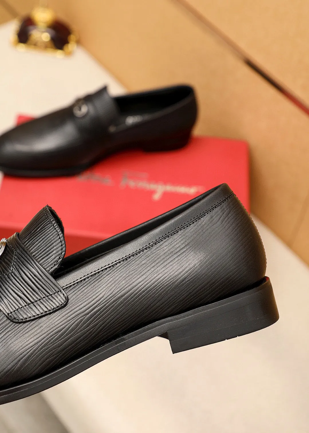 Men's shoes💰460💰 Product trademark: Ferragamo "Ferragamo" casual leather shoes Regular size: 38-44 (45🉑️customized) Product materials: Selected imported first-layer calfskin embossed upper + luxury hardware buckle, imported water-dyed cowhide leather lining. Strong three-dimensional visual effect, original outsole color: 1⃣️color optional